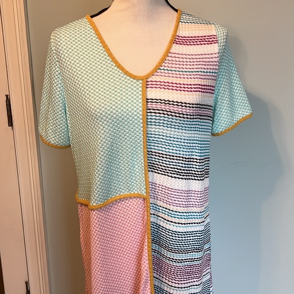 No Brand Name Dress - Picture 2 of 3